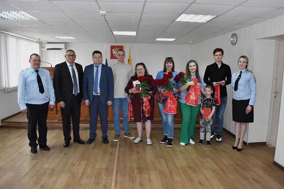 В Ленинском районе вручили паспорта новым гражданам России