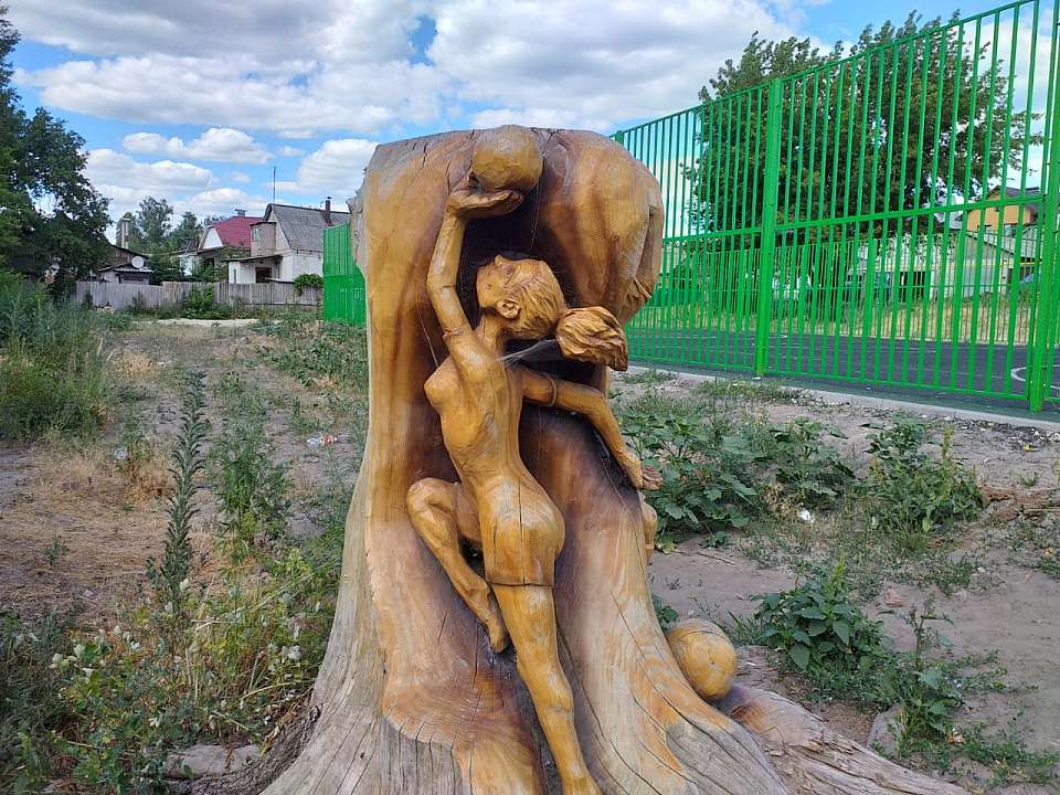 Леонид Беляев наградил Александра Ивченко за вклад в эстетический вид Железнодорожного района