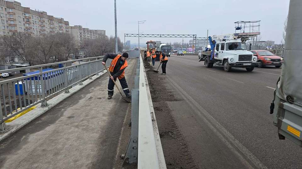 На территории Железнодорожного района продолжается круглосуточная уборка пескосмета