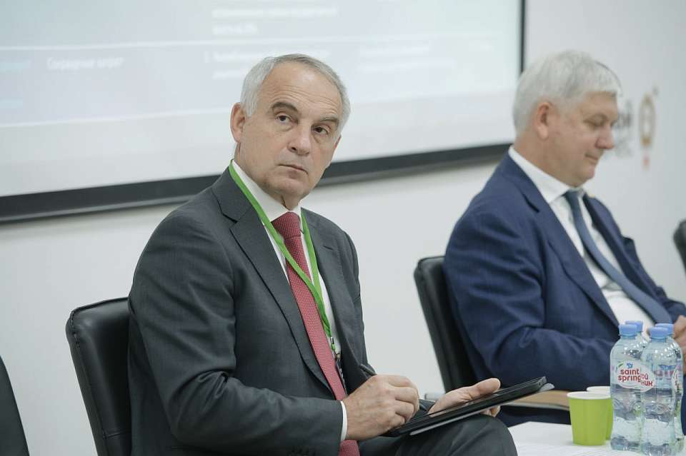 С юбилеем поздравил воронежский губернатор руководителя своего секретариата