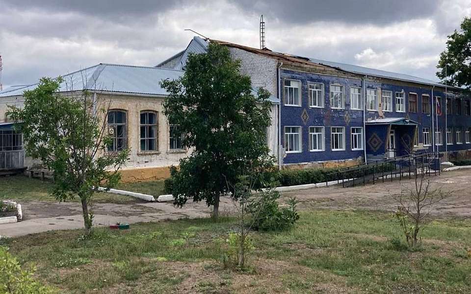 Ураган сорвал кровлю в школе в Воронежской области