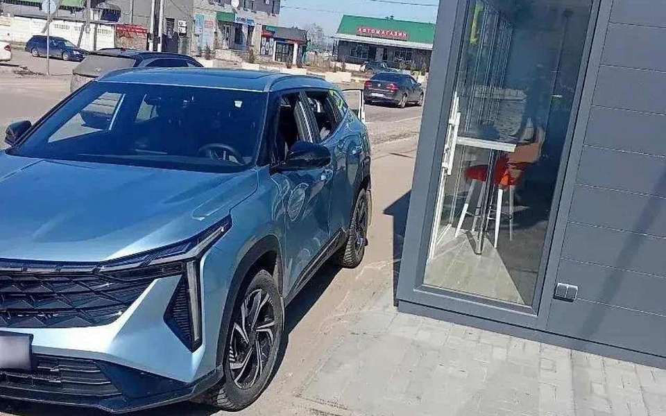 Двух воронежцев сбила на тротуаре автомобилистка на кроссовере в селе Ямное