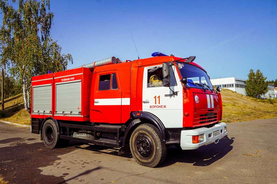 Пожар охватил заброшенное здание на левом берегу Воронежа 