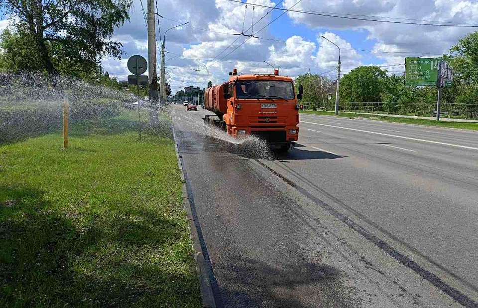 В Левобережном районе Воронежа продолжается уход за зелёными насаждениями