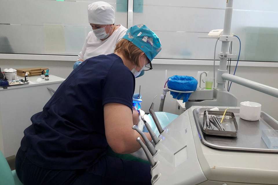Воронежские стоматологи вернули 38-летней женщине на место непрорезавшиеся зубы