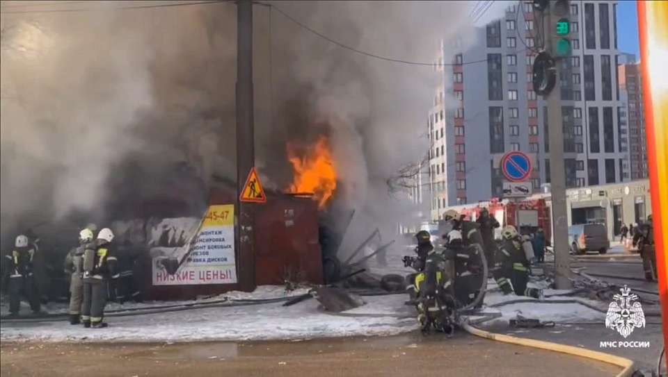 Тушат пожар на площади 300 кв. м с легковоспламеняющимися жидкостями в Воронеже