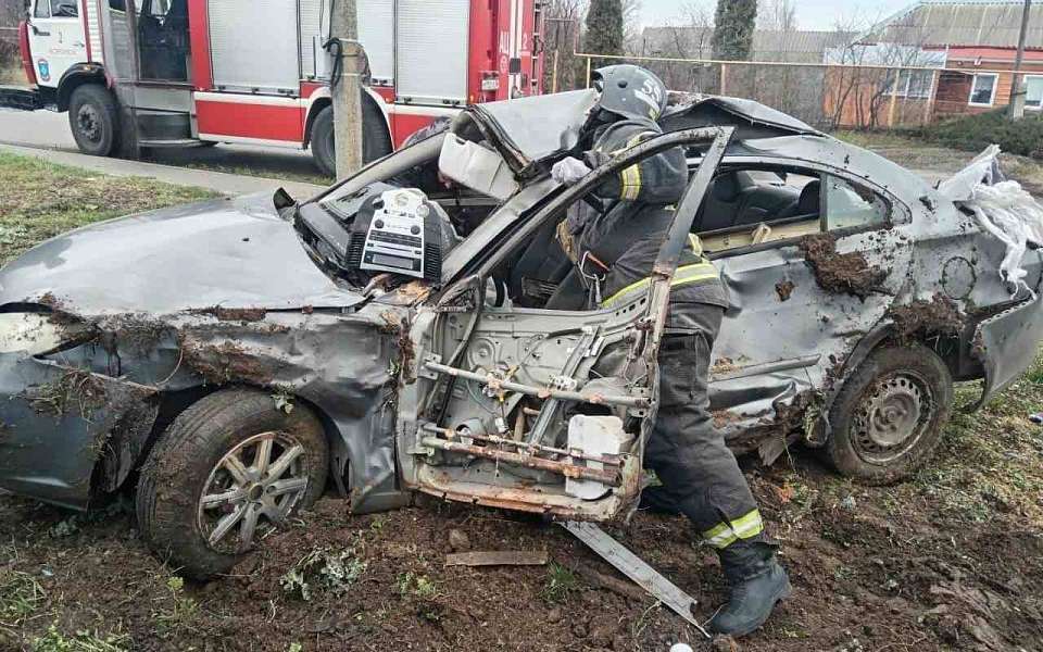 Погиб после столкновения со столбом и газовой трубой 55-летний автомобилист под Воронежем