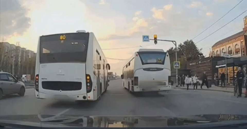 За проезд на красный свет в Воронеже оштрафовали двух водителей автобусов