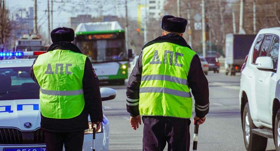 За использование телефона за рулём оштрафовали водителя воронежского автобуса