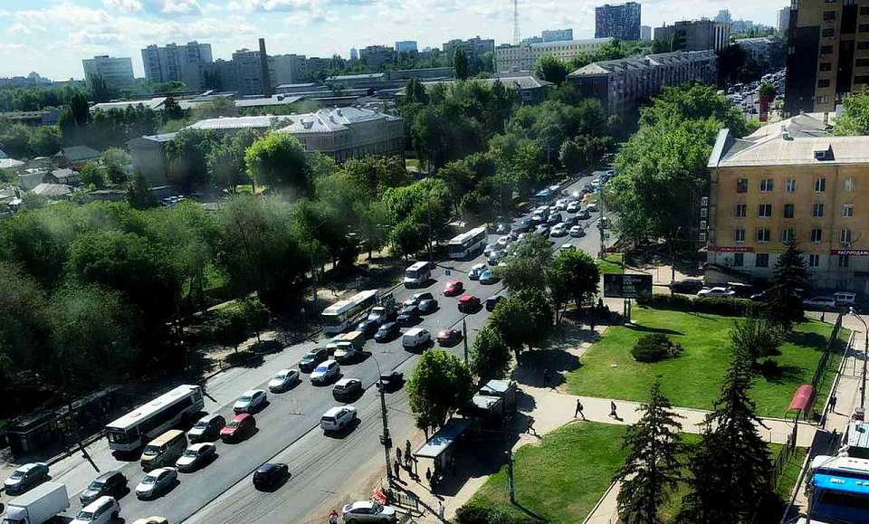 Об огромном заторе на Московском проспекте из-за коммунальной аварии сообщили воронежцы