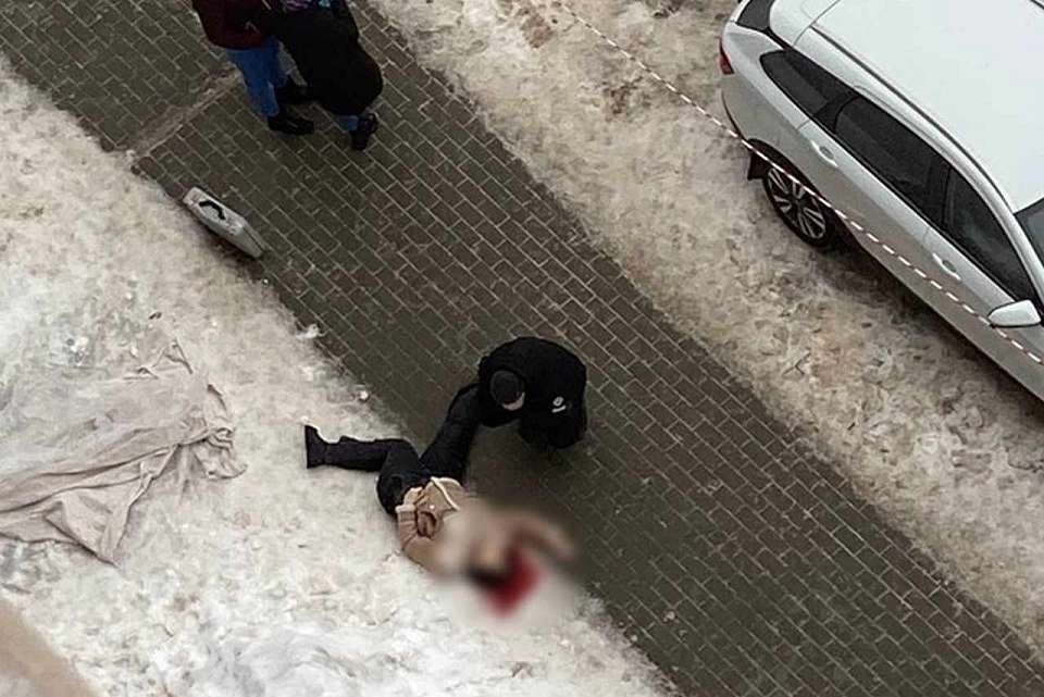 Под окнами воронежской многоэтажки обнаружили тело женщины