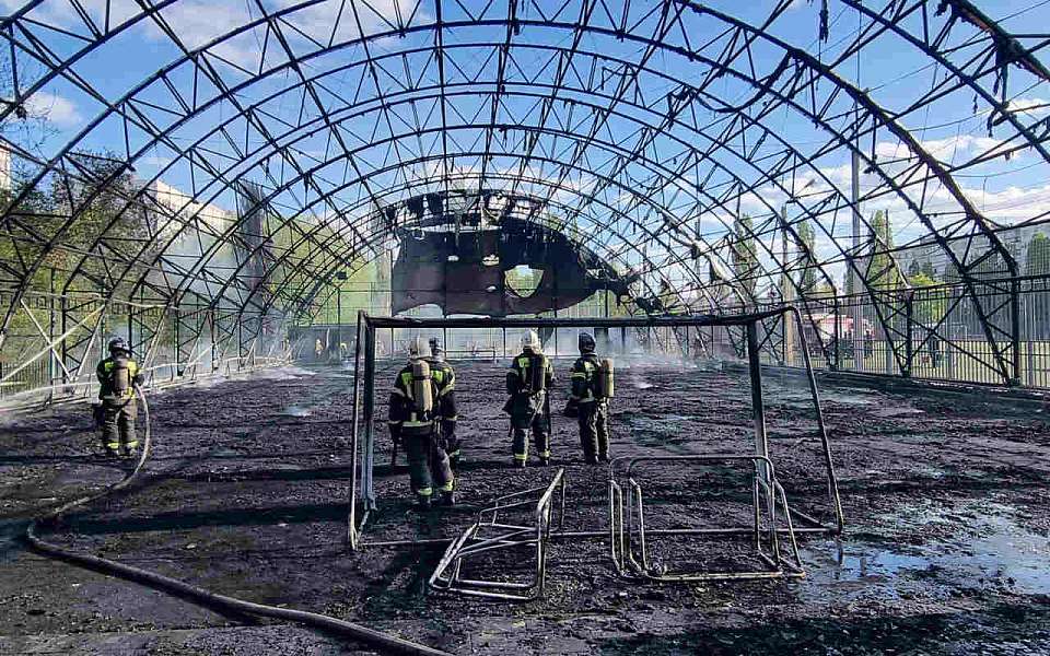 Фото с места сгоревшего школьного манежа показали воронежские спасатели