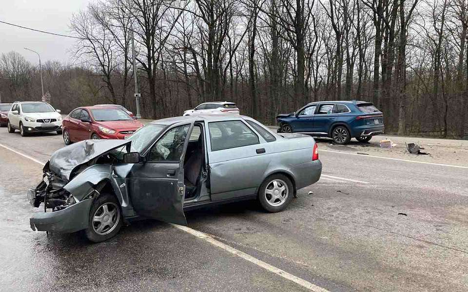 Два пенсионера попали в больницу после ДТП на перекрестке под Воронежем