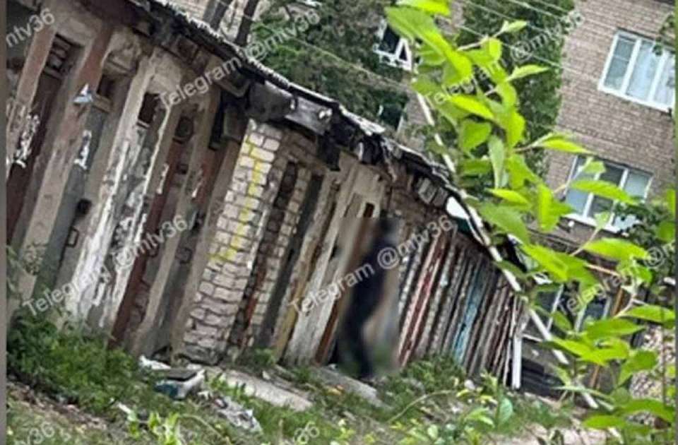 Выяснилась личность найденного повешенным возле гаражей воронежца