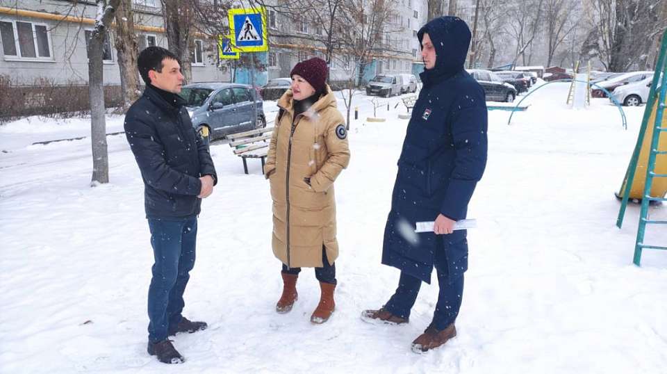 Будущее благоустройство двора обсудили горожане с депутатом Воронежской городской думы