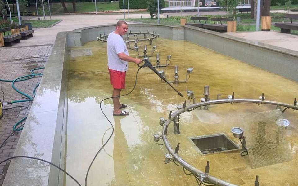 В Воронежском центральном парке почистили фонтан