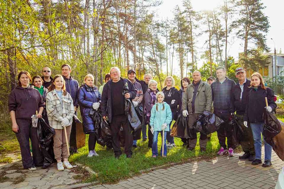 «Город начинается с чистоты». Сотрудники МАУ «Агентство городских коммуникаций» навели порядок в парке Оптимистов