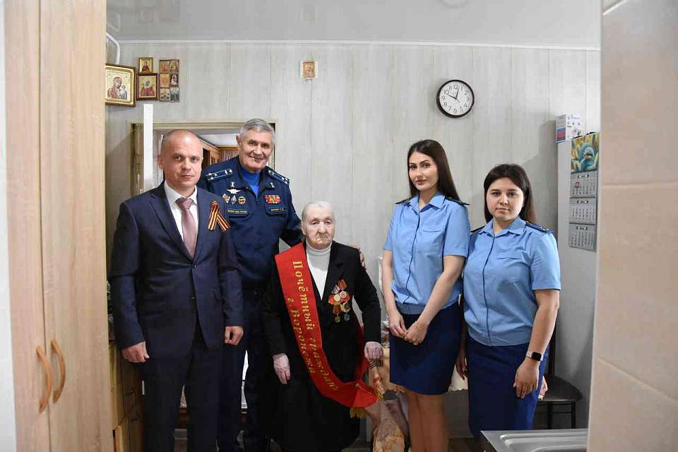 Ветераны, проживающие в Железнодорожном районе, принимают поздравления с 80-летием Победы