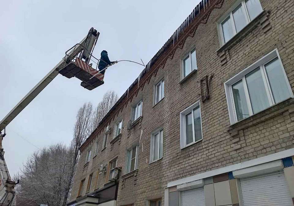 В Ленинском районе очищают кровли домов от снега и наледи
