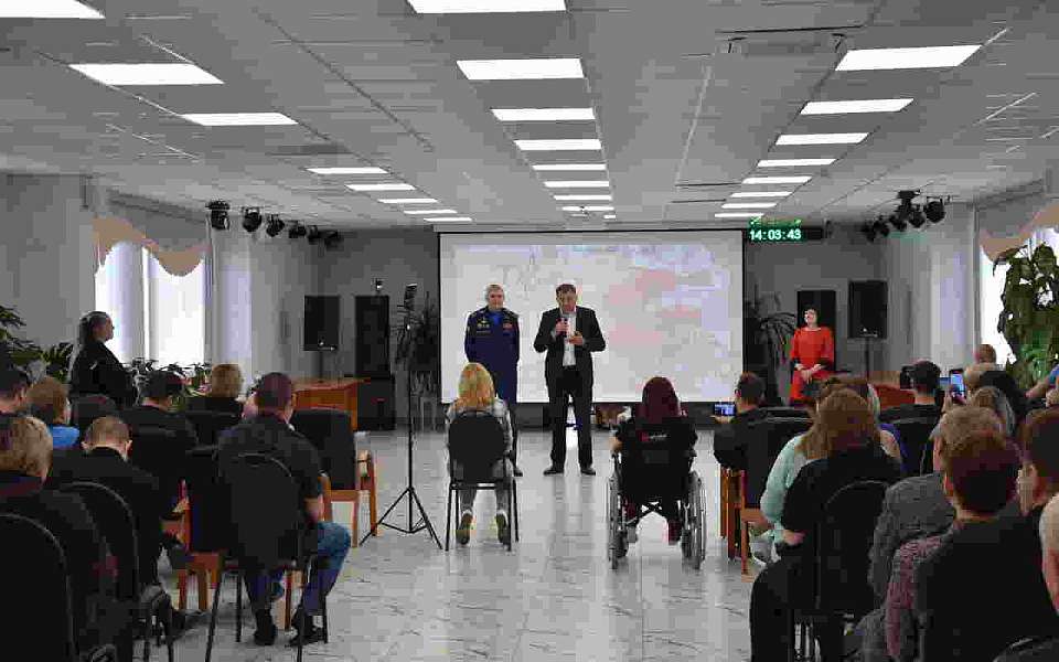 В Железнодорожном районе участников СВО поздравили с предстоящим Днем Победы 