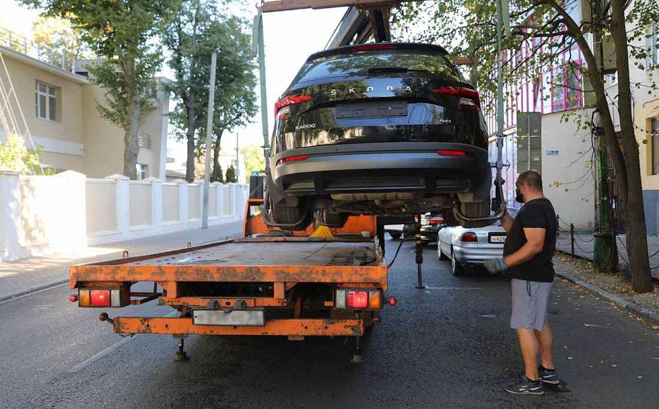 Машины с закрытыми номерами или без них продолжают эвакуировать в Воронеже