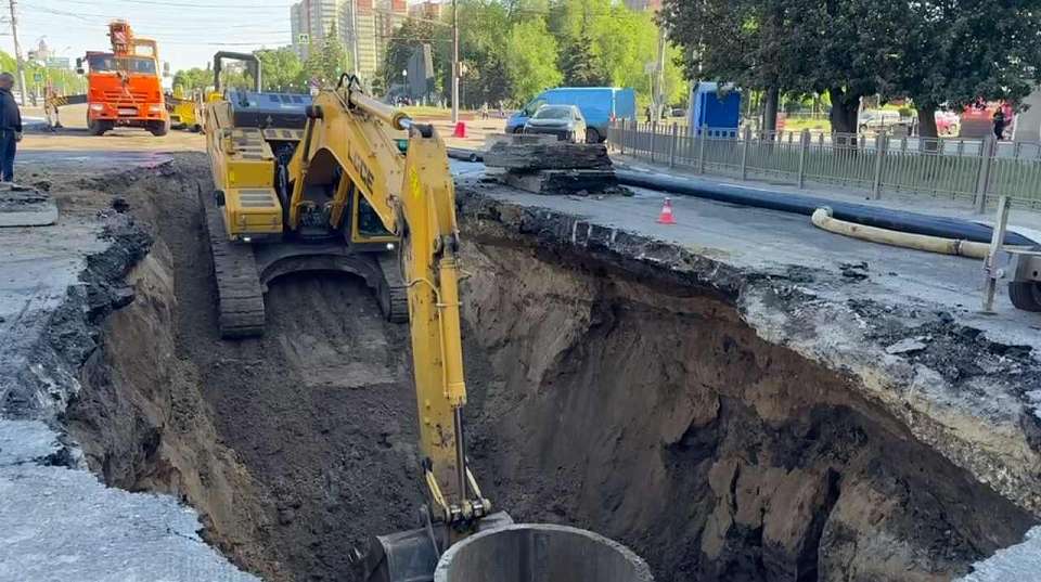 У памятника Славы в Воронеже аварийная бригада начала земельные работы
