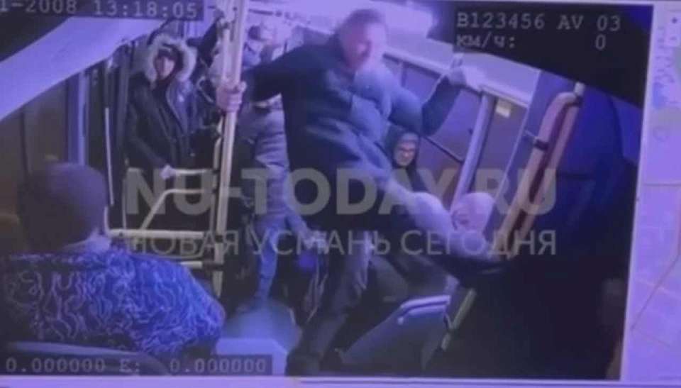 Нападение неадекватного пассажира на водителя воронежской маршрутки попало на видео