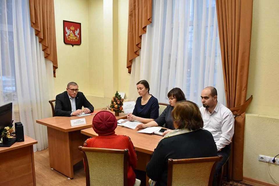 Жители МКД на Куколкина пожаловались главе района на автоуслуги в гаражах 