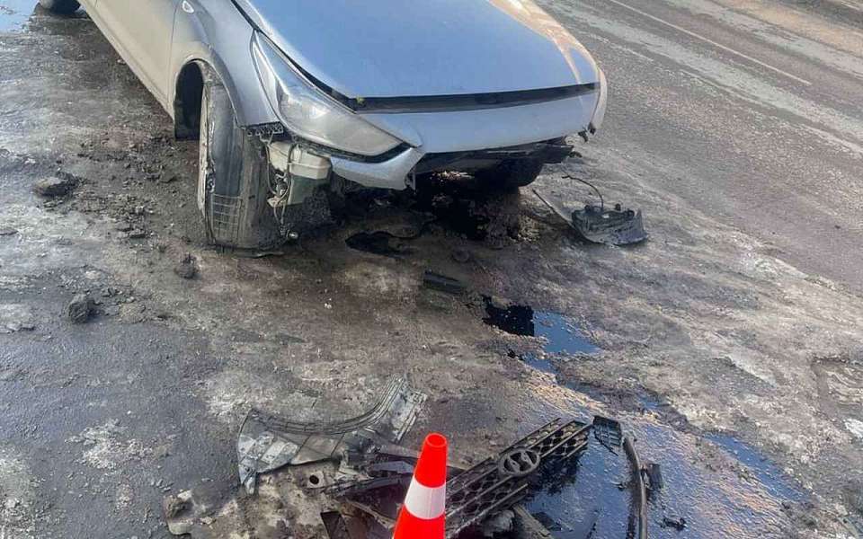 При наезде Hyundai Solaris на препятствие пострадали 2 человека в Воронеже