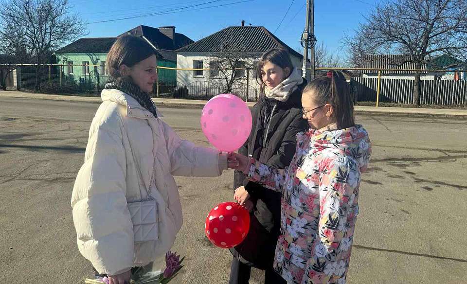 В  Железнодорожном районе поздравляют женщин с Международным женским днём