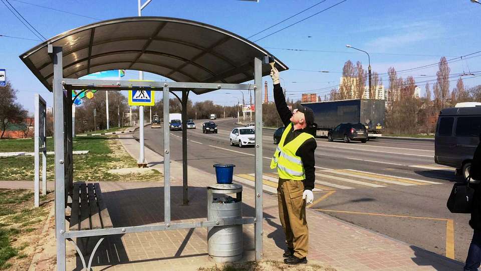 В Ленинском районе приводят в порядок места остановок воронежского транспорта