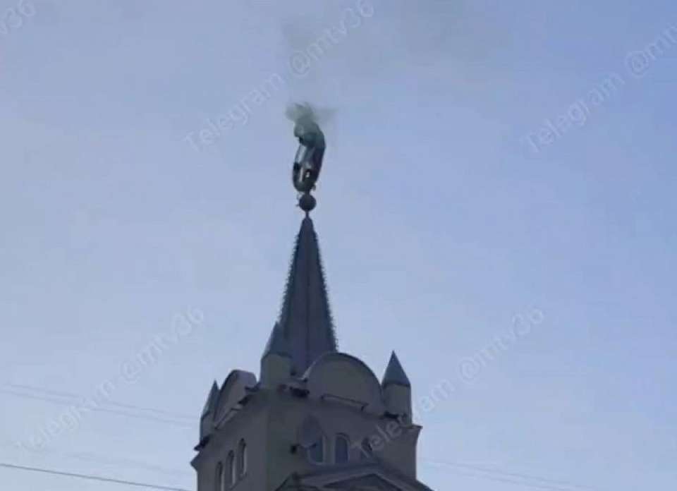 Подросток с дымовой шашкой забрался на шпиль высотки в центре Воронежа