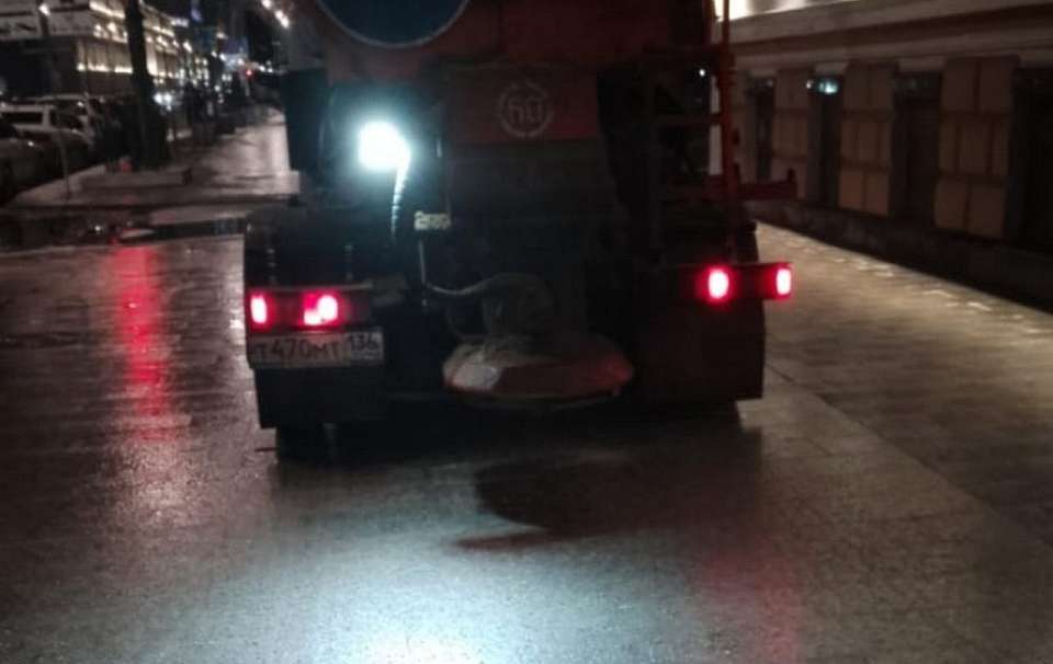 Противогололёдными материалами даже ночью обрабатывают улицы Воронежа