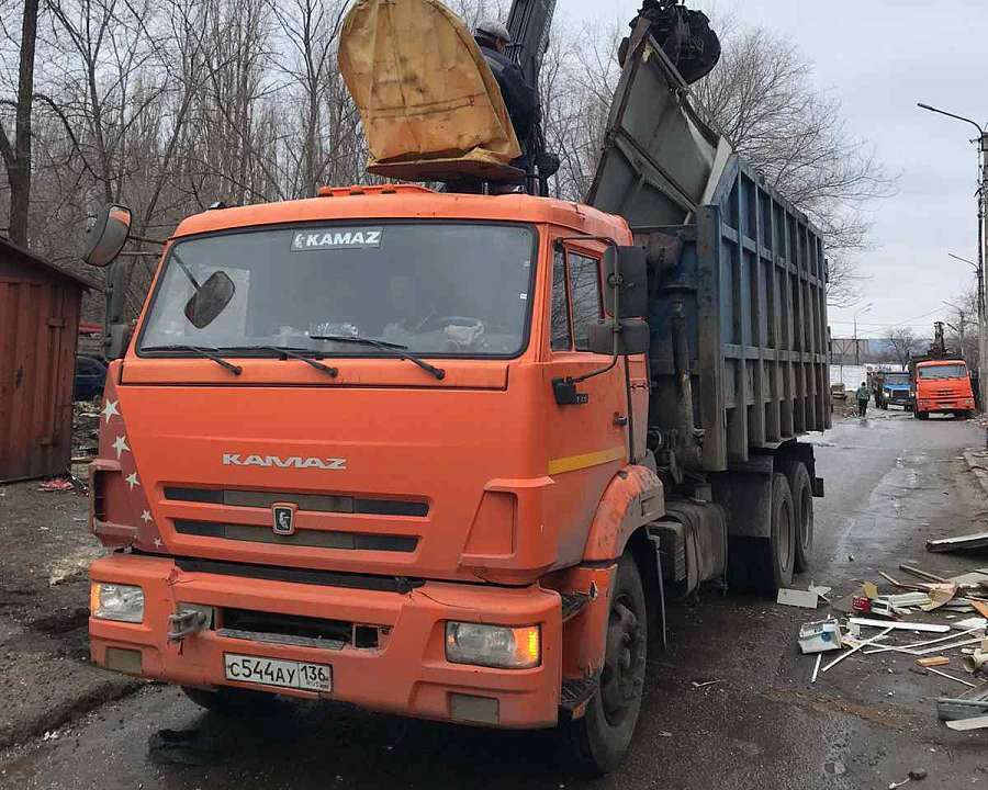 В Коминтерновском районе приступили к демонтажу самовольных построек