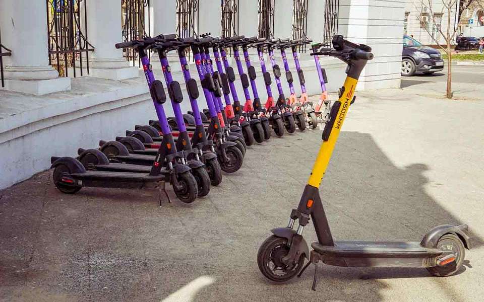 Девушка и ребенок были госпитализированы после наезда электросамокатов в Воронеже