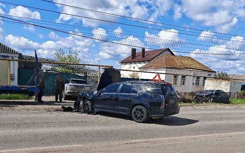 В лобовом ДТП престижных иномарок пострадали четыре человека в воронежском Шилово