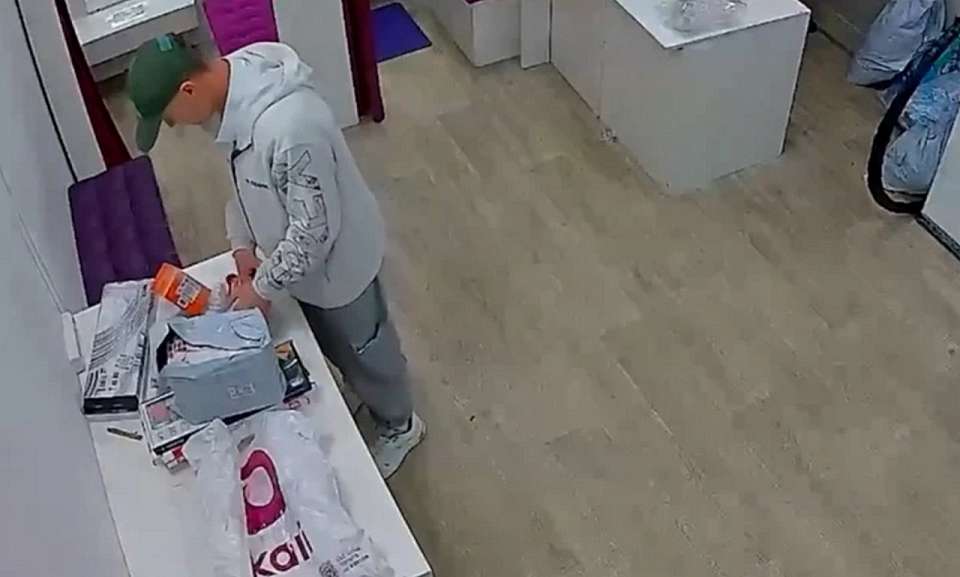 В пунктах выдачи заказов в Воронеже липецкий мошенник подменял детали