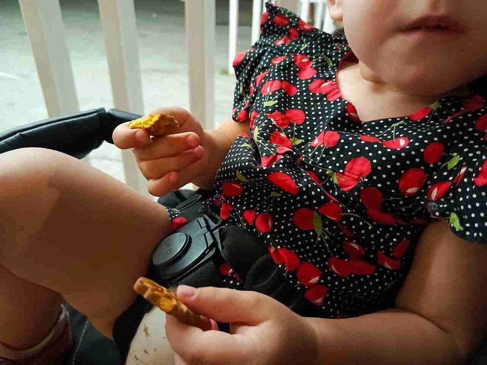 Брошенную в воронежской квартире матерью трёхлетнюю малышку хотят удочерить