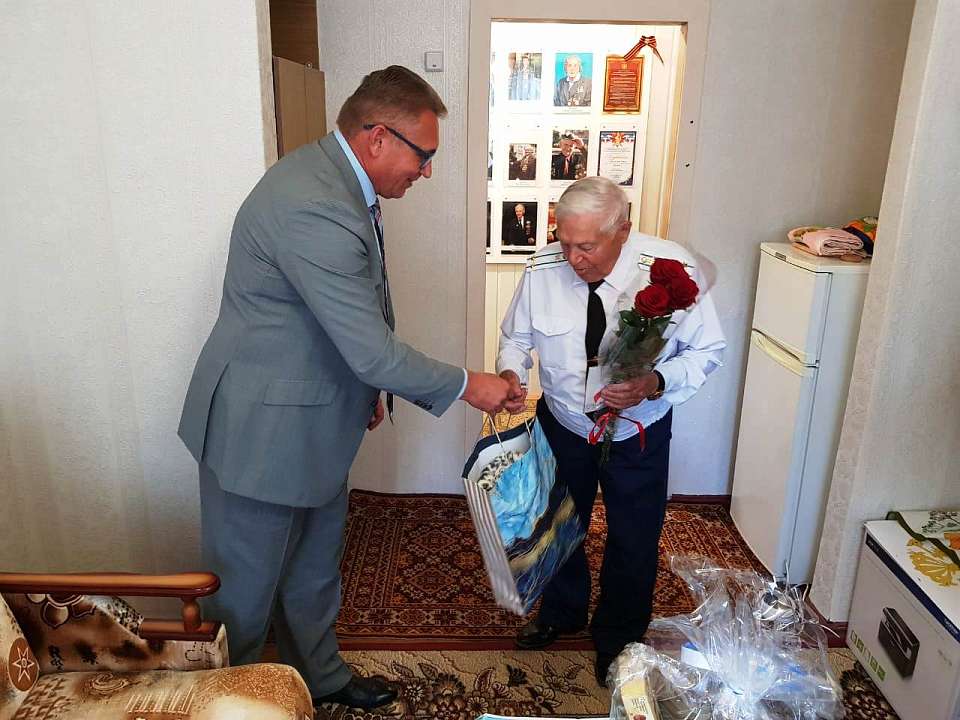 Сергей Ситников поздравил ветерана с юбилеем