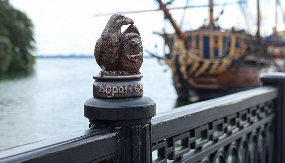 Малую скульптуру «Ворон и ёж» готовят к установке на Петровской набережной в Воронеже