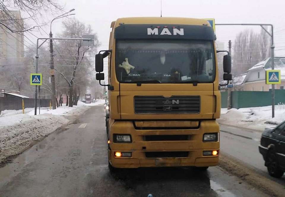 Под колёсами грузовика с прицепом погиб 60-летний воронежец