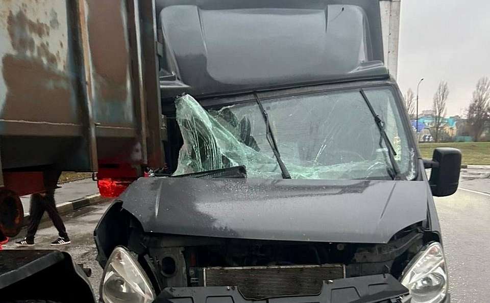 В массовом ДТП грузовиков пострадал 63-летний водитель в Воронеже 