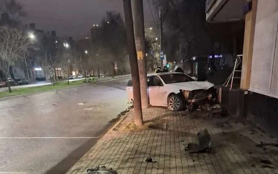 Молодая автомобилистка на BMW снесла забор, врезалась в дерево и в магазин в Воронеже