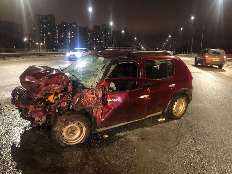 На виадуке в Воронеже в массовом ДТП пострадал 46-летний автомобилист