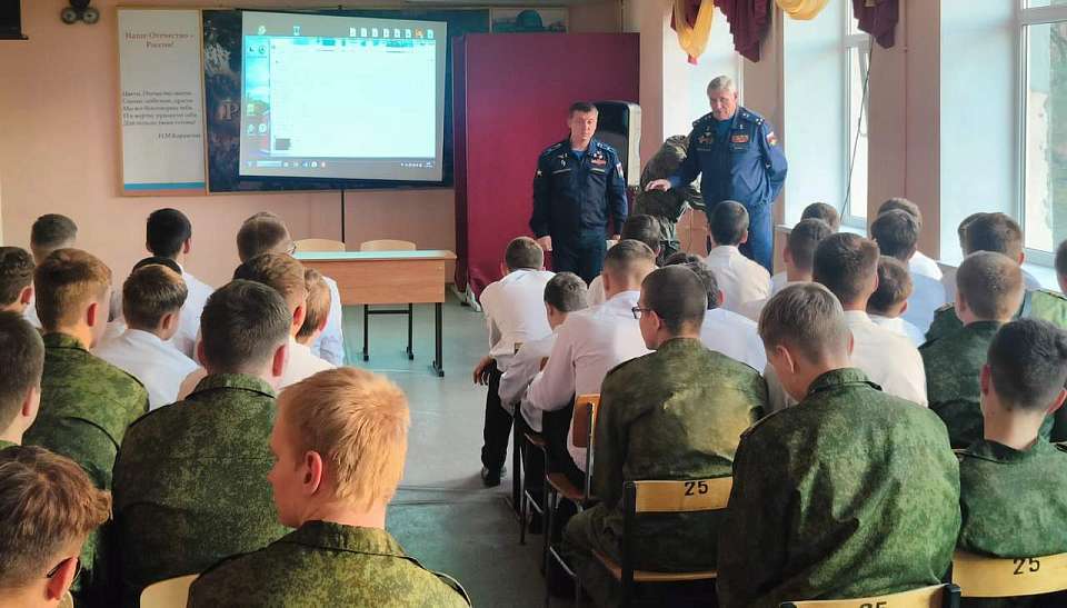 Школьники Железнодорожного района встретились с Героем России