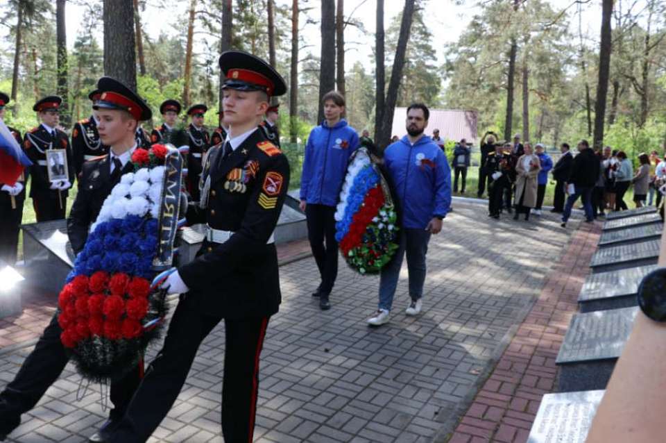В Воронеже сотрудники «Россети Центр» почтили память воинов у братской могилы в Сомово