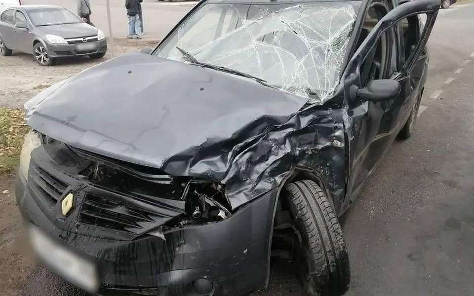 Две женщины и автомобилист пострадали в ДТП Renault с грузовиком в Воронежской области