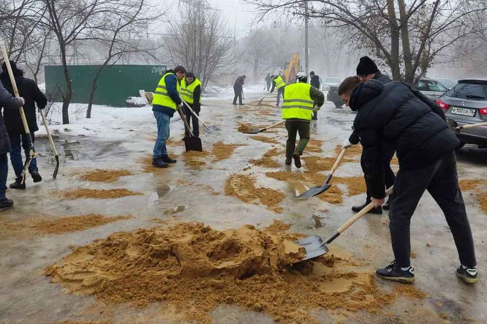 В борьбе с гололёдом мэр Воронежа продолжит помогать комбинатам благоустройства и после субботника