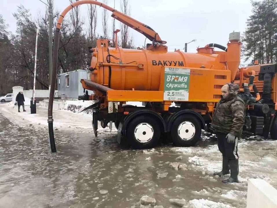 Коммунальные службы в Воронеже продолжают борьбу с непогодой