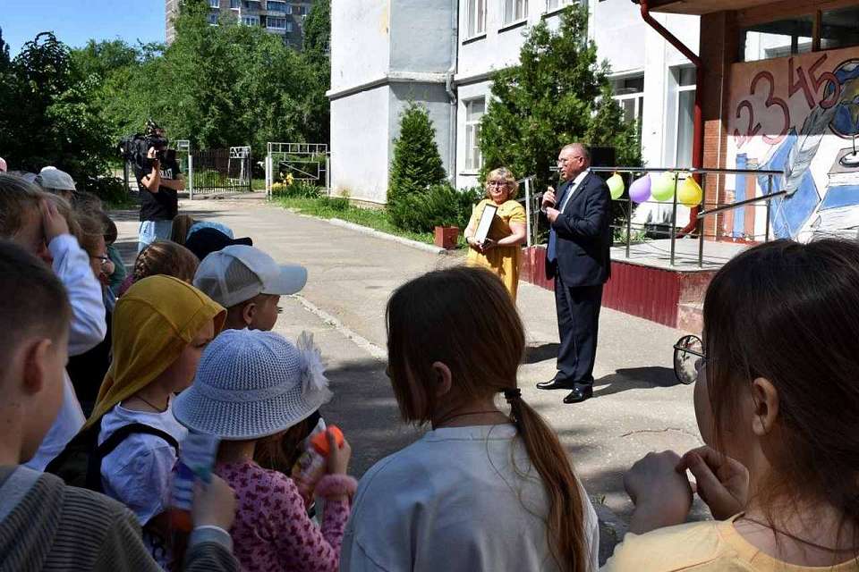 Глава Ленинского района Сергей Ситников вручил учащимся и педагогам 13-й школы благодарность командования Росгвардии